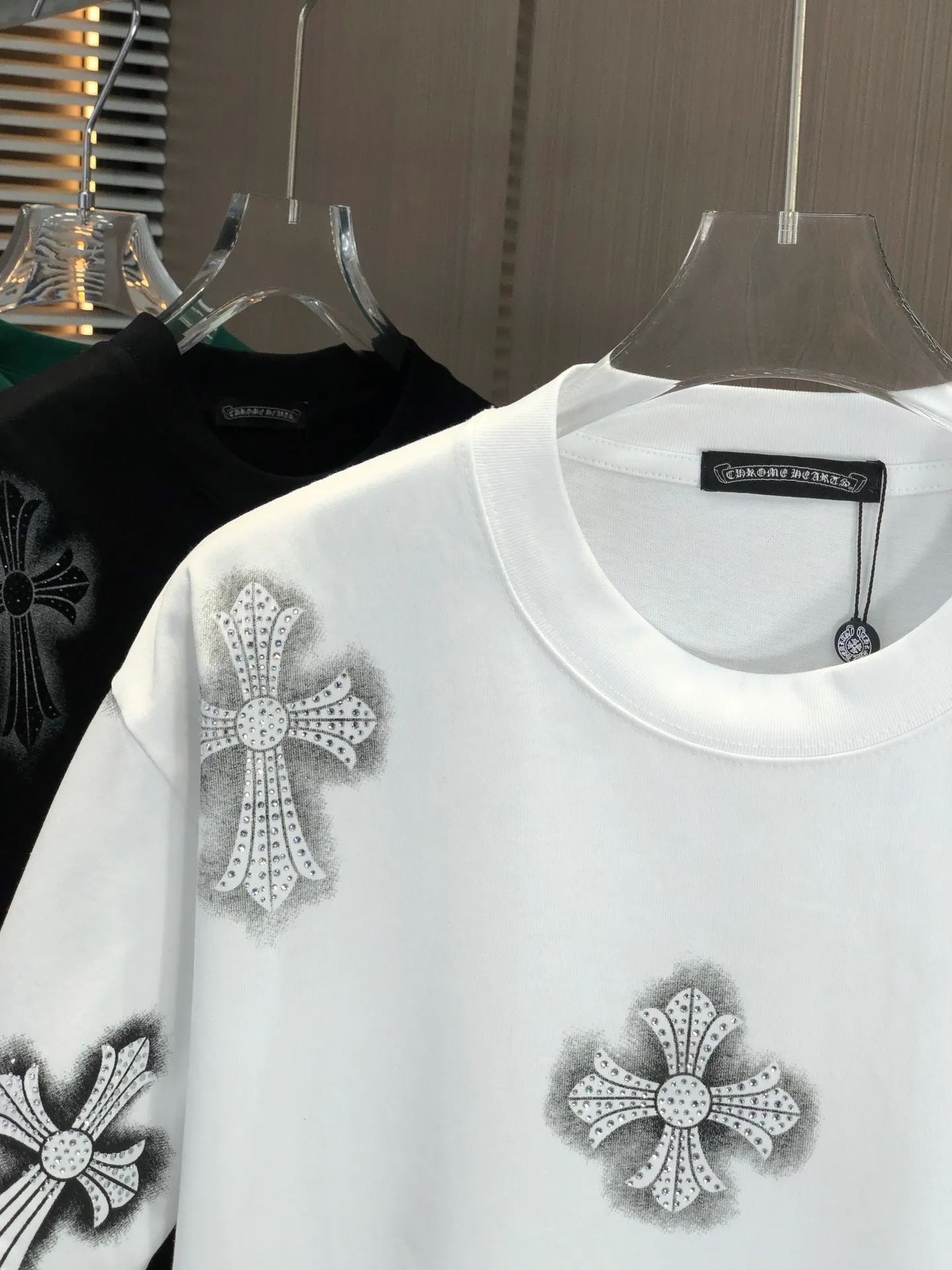 🅿️200 CH Croxin 2025 Spring and Summer New Style Round Neck Short Sleeves Dot Printing ➕ Scattered Diamond Craftsmanship Full of Details Made of High Weight 320g Double Yarn Combed Cotton Fabric Slightly Loose Fit Fabric Feels Soft and Thick Uniform Style for Men and Women Color: Black White Green Code Number: SMLXLXXL